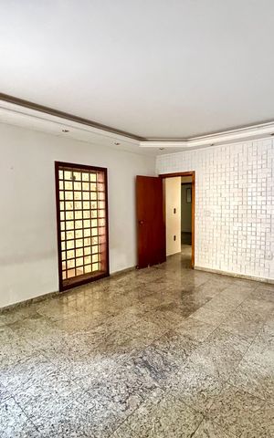 Casa à venda com 372m², 8 quartos e 5 vagas Casa à venda com 372m², 8 quartos e 5 vagasSala