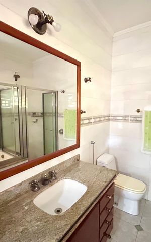 Casa à venda com 372m², 8 quartos e 5 vagas Casa à venda com 372m², 8 quartos e 5 vagasBanheiro da Suíte 1