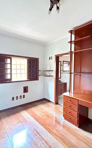 Casa à venda com 372m², 8 quartos e 5 vagas Casa à venda com 372m², 8 quartos e 5 vagasQuarto 7