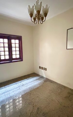 Casa à venda com 372m², 8 quartos e 5 vagas Casa à venda com 372m², 8 quartos e 5 vagasQuarto 2