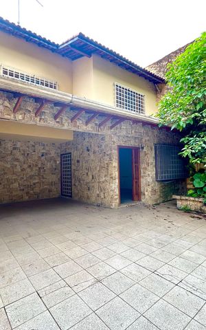 Casa à venda com 372m², 8 quartos e 5 vagas Casa à venda com 372m², 8 quartos e 5 vagasGaragem