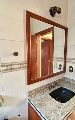 Casa à venda com 372m², 8 quartos e 5 vagas Casa à venda com 372m², 8 quartos e 5 vagasBanheiro 1