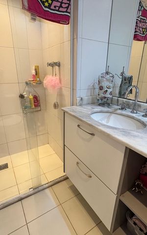 Apartamento à venda com 2m², 3 quartos e 2 vagas Apartamento à venda com 2m², 3 quartos e 2 vagasBanheiro