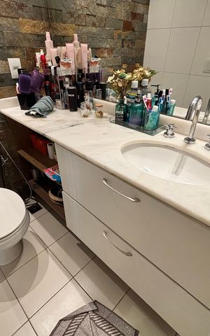 Apartamento à venda com 2m², 3 quartos e 2 vagas Apartamento à venda com 2m², 3 quartos e 2 vagasBanheiro do Quarto 1