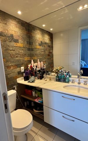 Apartamento à venda com 2m², 3 quartos e 2 vagas Apartamento à venda com 2m², 3 quartos e 2 vagasBanheiro do Quarto 1