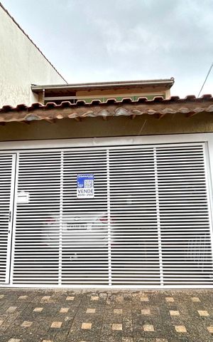 Casa à venda com 173m², 3 quartos e 2 vagasPlaca instalada na fachada do imóvel 