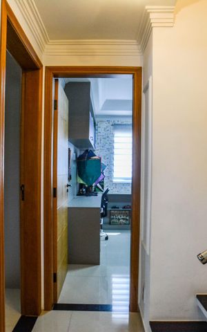 Casa de condomínio à venda com 150m², 4 quartos e 2 vagas Casa de condomínio à venda com 150m², 4 quartos e 2 vagasEscada