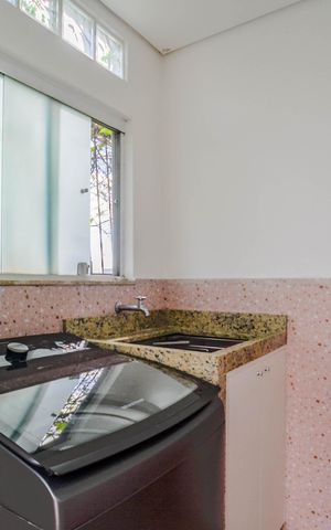 Casa de condomínio à venda com 150m², 4 quartos e 2 vagas Casa de condomínio à venda com 150m², 4 quartos e 2 vagasÁrea de Serviço