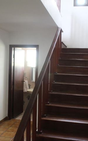 Casa à venda com 390m², 4 quartos e 6 vagasEscada
