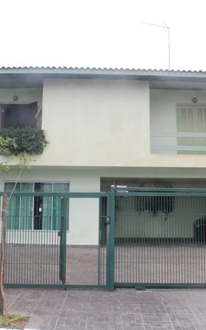 Casa à venda com 390m², 4 quartos e 6 vagasFachada