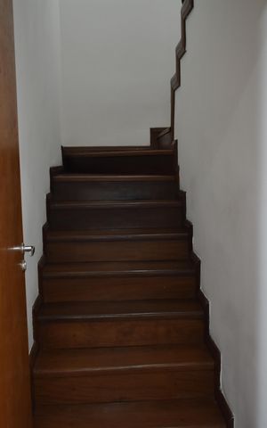 Casa à venda com 250m², 3 quartos e 4 vagasEscada