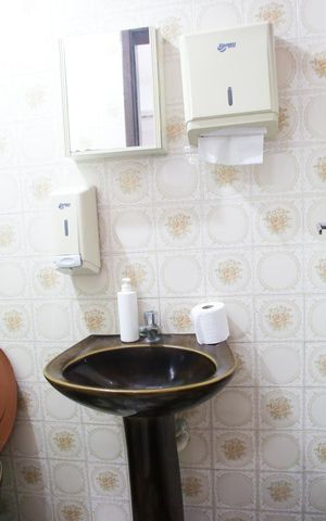 Casa para alugar com 429m², 4 quartos e 3 vagasBanheiro da Casa de Hóspede