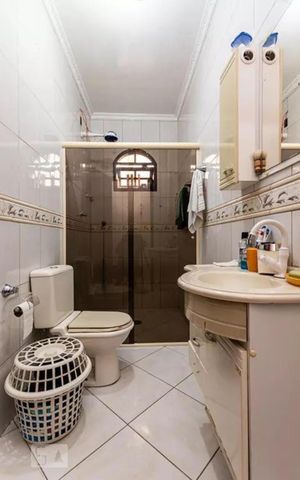Casa à venda com 250m², 4 quartos e 2 vagas Casa à venda com 250m², 4 quartos e 2 vagasBanheiro
