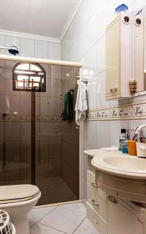 Casa à venda com 250m², 4 quartos e 2 vagas Casa à venda com 250m², 4 quartos e 2 vagasBanheiro