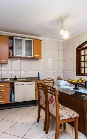 Casa à venda com 250m², 4 quartos e 2 vagas Casa à venda com 250m², 4 quartos e 2 vagasCozinha