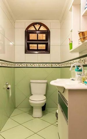 Casa à venda com 250m², 4 quartos e 2 vagas Casa à venda com 250m², 4 quartos e 2 vagasBanheiro
