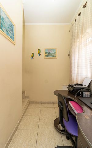 Casa à venda com 200m², 3 quartos e 4 vagas Casa à venda com 200m², 3 quartos e 4 vagasCorredor - Quartos