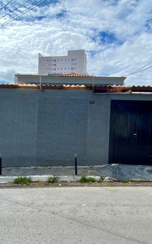 Casa à venda com 200m², 3 quartos e 4 vagas Casa à venda com 200m², 3 quartos e 4 vagasFachada