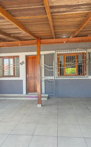 Casa à venda com 120m², 2 quartos e 2 vagas Casa à venda com 120m², 2 quartos e 2 vagasFachada/garagem