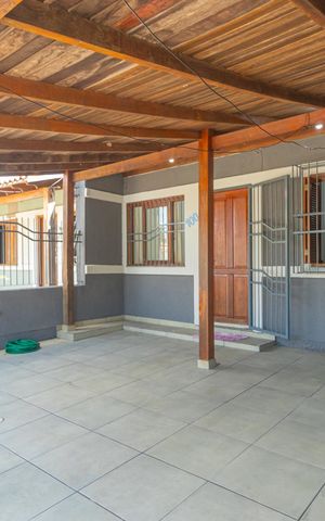 Casa à venda com 120m², 2 quartos e 2 vagas Casa à venda com 120m², 2 quartos e 2 vagasFachada