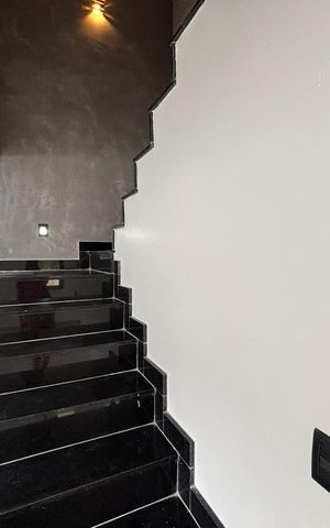 Casa de condomínio à venda com 232m², 4 quartos e 1 vaga Casa de condomínio à venda com 232m², 4 quartos e 1 vagaEscada