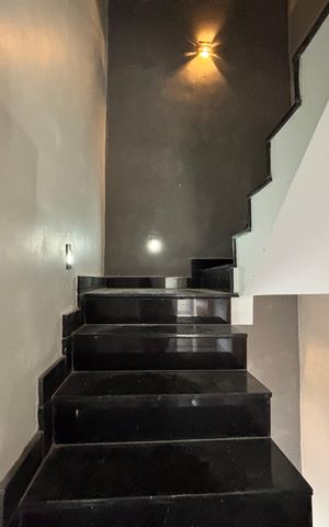 Casa de condomínio à venda com 232m², 4 quartos e 1 vaga Casa de condomínio à venda com 232m², 4 quartos e 1 vagaEscada