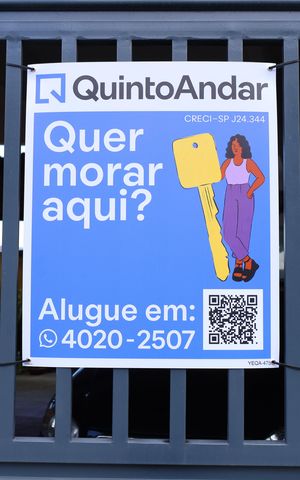 Casa à venda com 326m², 4 quartos e 5 vagasPlaca instalada no portão do imóvel - Código da placa: YEQA-475