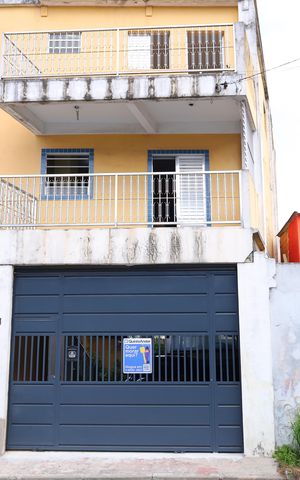 Casa à venda com 326m², 4 quartos e 5 vagasPlaca instalada no portão do imóvel - Código da placa: YEQA-475