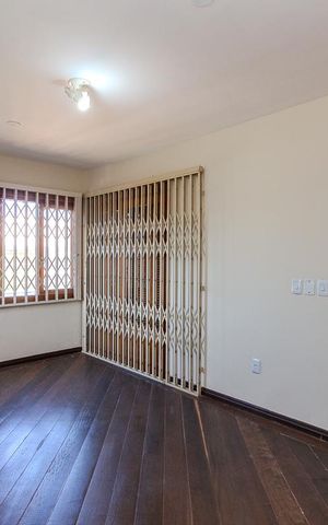 Casa à venda com 280m², 3 quartos e 3 vagas Casa à venda com 280m², 3 quartos e 3 vagasSuíte