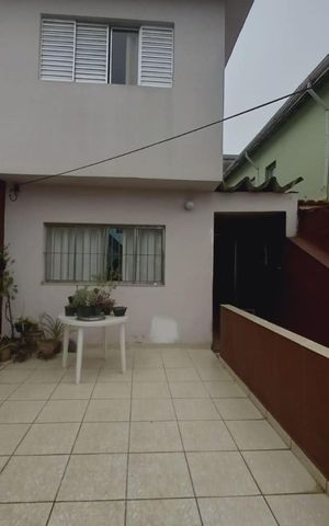 Casa à venda com 150m², 2 quartos e 1 vaga Casa à venda com 150m², 2 quartos e 1 vagaFachada