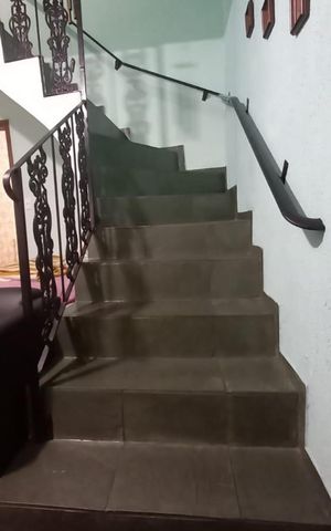 Casa à venda com 150m², 2 quartos e 1 vaga Casa à venda com 150m², 2 quartos e 1 vagaEscada