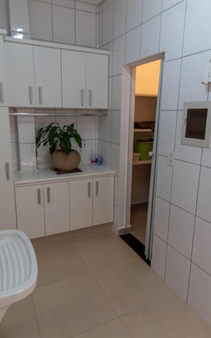 Casa à venda com 275m², 4 quartos e 4 vagas Casa à venda com 275m², 4 quartos e 4 vagasÁREA DE SERVIÇO