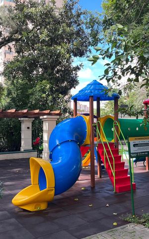 Apartamento à venda com 171m², 3 quartos e 3 vagas Apartamento à venda com 171m², 3 quartos e 3 vagasÁrea comum - Playground