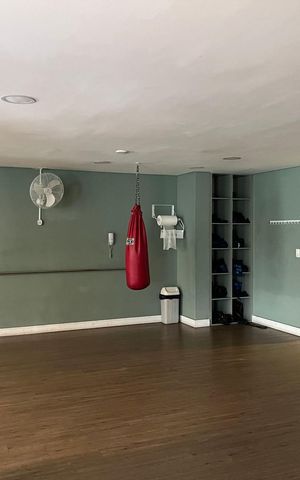 Apartamento à venda com 171m², 3 quartos e 3 vagas Apartamento à venda com 171m², 3 quartos e 3 vagasÁrea comum - Academia