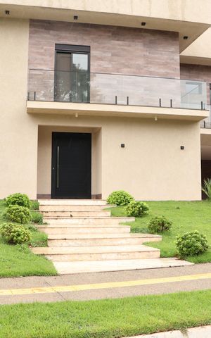 Casa à venda com 530m², 5 quartos e 5 vagasEntrada