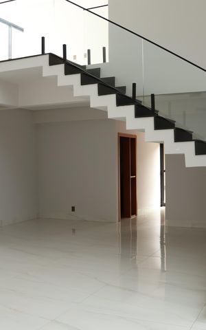 Casa à venda com 530m², 5 quartos e 5 vagasEscada