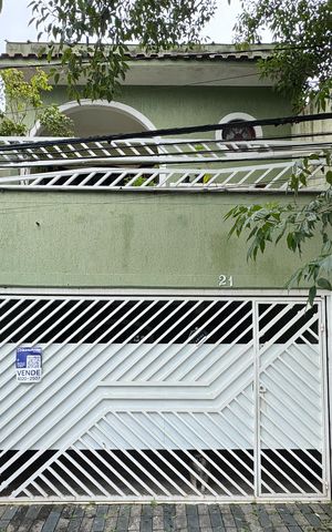 Casa à venda com 125m², 2 quartos e 2 vagas Casa à venda com 125m², 2 quartos e 2 vagasFachada