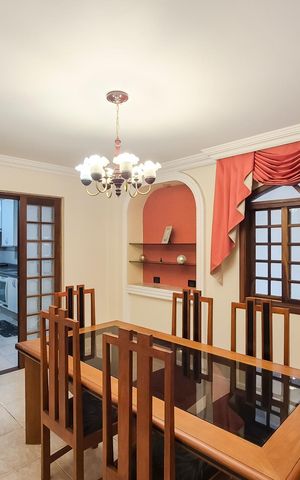Casa à venda com 300m², 4 quartos e 4 vagas Casa à venda com 300m², 4 quartos e 4 vagasSala de Jantar