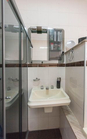 Casa à venda com 212m², 4 quartos e 3 vagas Casa à venda com 212m², 4 quartos e 3 vagasBanheiro