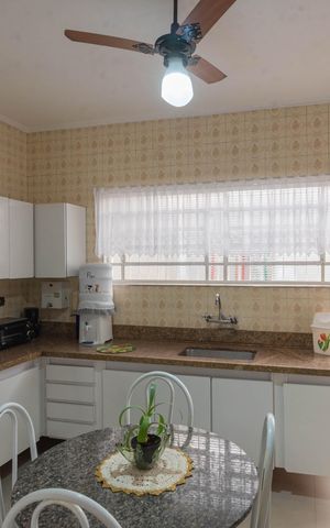 Casa à venda com 212m², 4 quartos e 3 vagas Casa à venda com 212m², 4 quartos e 3 vagasCozinha