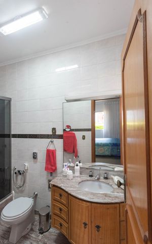 Casa à venda com 212m², 4 quartos e 3 vagas Casa à venda com 212m², 4 quartos e 3 vagasBanheiro da Suíte
