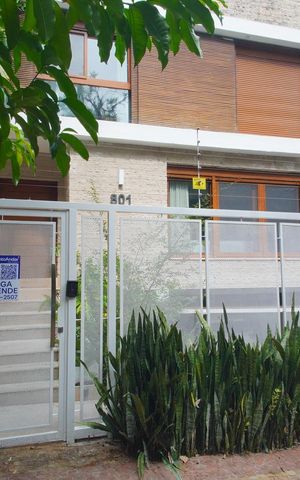 Casa à venda com 420m², 3 quartos e 2 vagasFachada