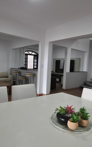 Casa à venda com 559m², 4 quartos e 6 vagasSala