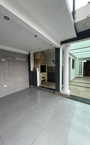 Casa à venda com 300m², 4 quartos e 3 vagas Casa à venda com 300m², 4 quartos e 3 vagasÁrea externa