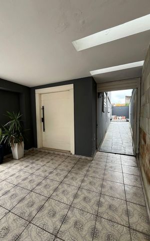 Casa à venda com 300m², 4 quartos e 3 vagas Casa à venda com 300m², 4 quartos e 3 vagasÁrea externa