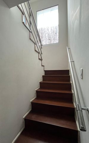 Casa à venda com 300m², 4 quartos e 3 vagas Casa à venda com 300m², 4 quartos e 3 vagasEscada