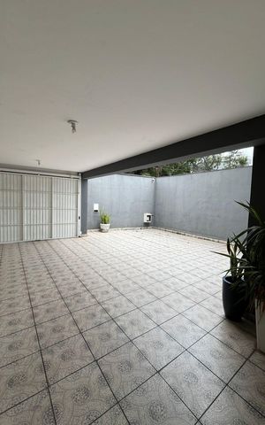 Casa à venda com 300m², 4 quartos e 3 vagas Casa à venda com 300m², 4 quartos e 3 vagasÁrea externa