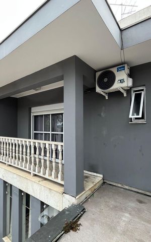 Casa à venda com 300m², 4 quartos e 3 vagas Casa à venda com 300m², 4 quartos e 3 vagasÁrea externa
