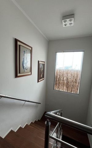 Casa à venda com 300m², 4 quartos e 3 vagas Casa à venda com 300m², 4 quartos e 3 vagasEscada