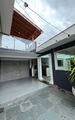 Casa à venda com 300m², 4 quartos e 3 vagas Casa à venda com 300m², 4 quartos e 3 vagasÁrea externa